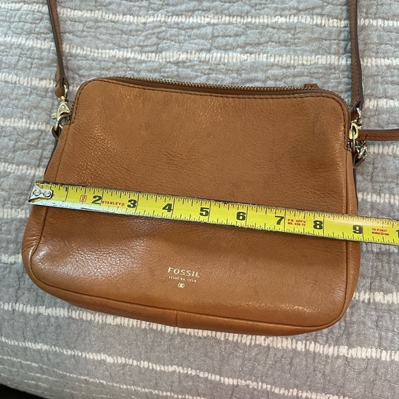 Fossil honey colored Camera Leather Crossbody Bag see photo for flaw - Picture 2 of 9